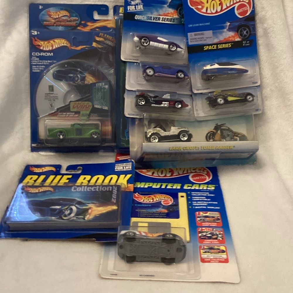 Hot Wheels Older ~ Tomb Raider CD ROM 
Computer Cars 2002 Blue Book Speed Blastr